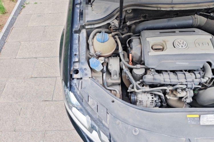 Used Volkswagen Magotan 2013 1.8TSI Prestige Model Engine Bay Right