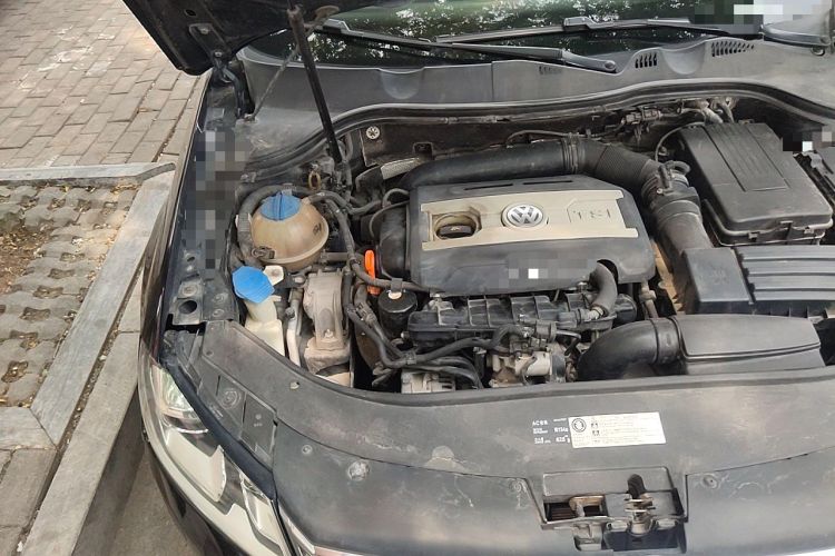 Used Volkswagen Magotan 2013 1.8TSI Prestige Model Engine Bay Right
