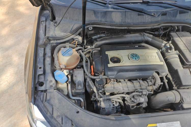 Used Volkswagen Magotan 2013 1.8TSI Luxury Model Engine Bay Right