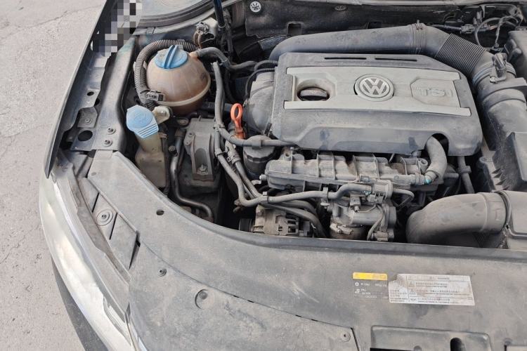 Used Volkswagen Magotan 2013 1.8TSI Premier Model Engine Bay Right