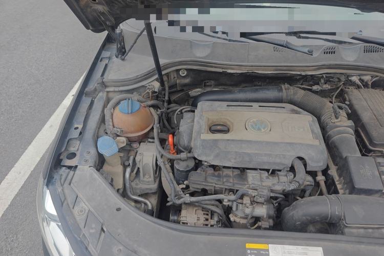 Used Volkswagen Magotan 2013 1.8TSI Luxury Model Engine Bay Right
