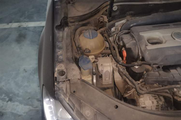 Used Volkswagen Magotan 2013 2.0 TSI Luxury Model Engine Bay Right