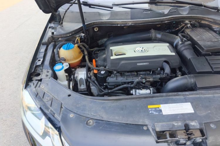 Used Volkswagen Magotan 2013 1.8TSI Comfort Model Engine Bay Right