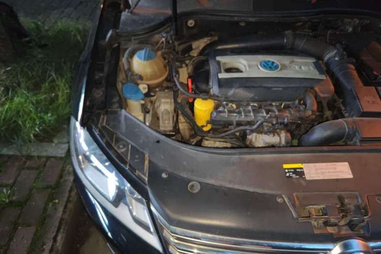 Used Volkswagen Magotan 2013 1.8TSI Luxury Model Engine Bay Right