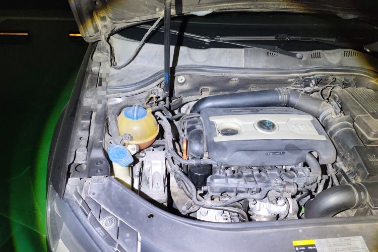 Used Volkswagen Magotan 2013 1.8TSI Premier Model Engine Bay Right