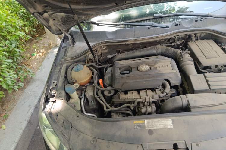 Used Volkswagen Magotan 2013 1.8TSI Luxury Model Engine Bay Right