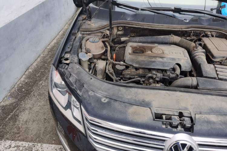 Used Volkswagen Magotan 2013 1.8TSI Luxury Model Engine Bay Right
