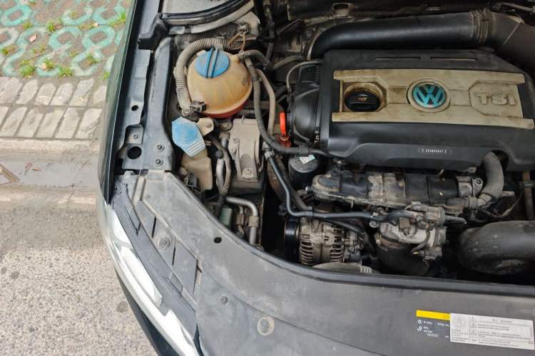 Used Volkswagen Magotan 2013 1.8TSI Luxury Model Engine Bay Right