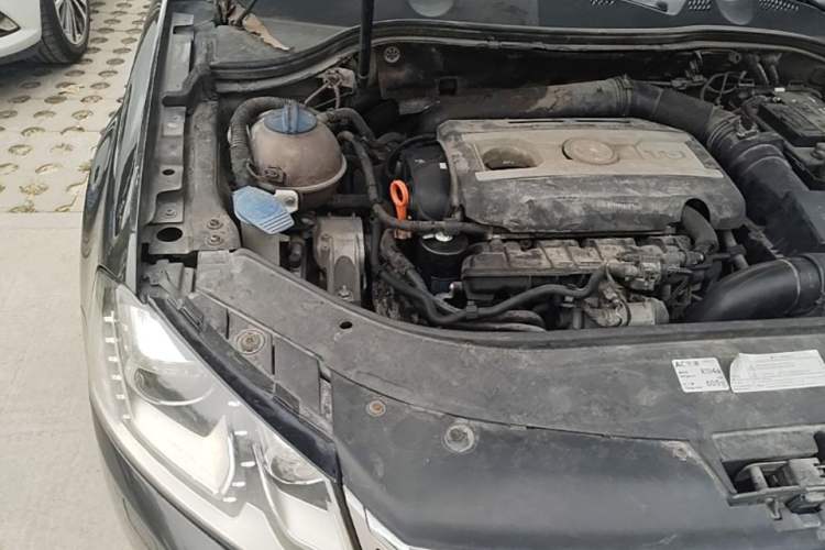 Used Volkswagen Magotan 2013 1.8TSI Prestige Model Engine Bay Right