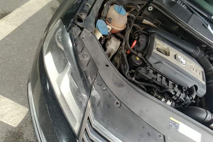 Used Volkswagen Magotan 2013 1.8TSI Premier Model Engine Bay Right