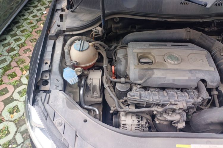 Used Volkswagen Magotan 2013 2.0 TSI Luxury Model Engine Bay Right