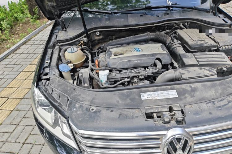 Used Volkswagen Magotan 2013 1.8TSI Prestige Model Engine Bay Right