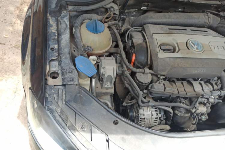 Used Volkswagen Magotan 2013 1.8TSI Premier Model Engine Bay Right