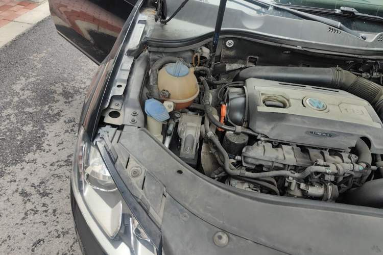Used Volkswagen Magotan 2013 2.0 TSI Luxury Model Engine Bay Right