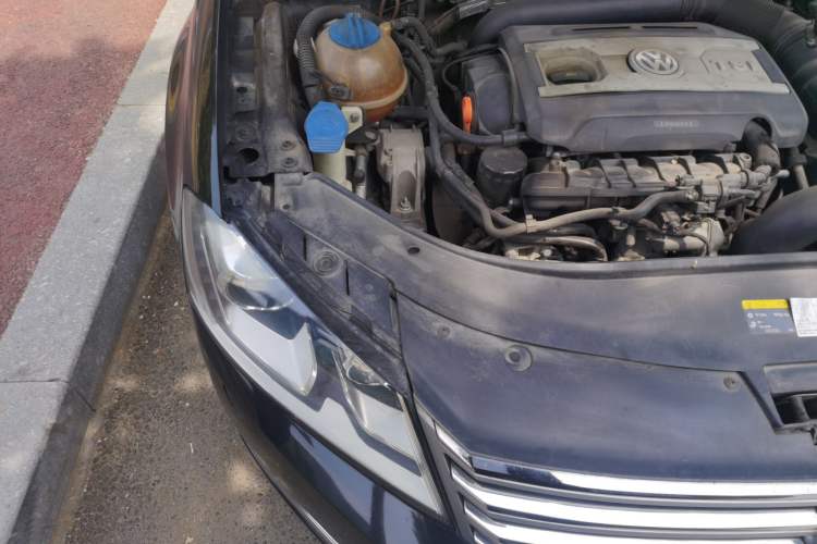 Used Volkswagen Magotan 2013 1.8TSI Luxury Model Engine Bay Right