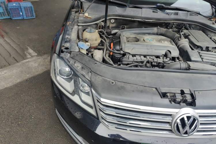 Used Volkswagen Magotan 2013 1.8TSI Luxury Model Engine Bay Right