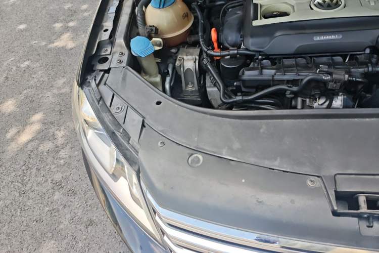 Used Volkswagen Magotan 2013 1.8TSI Premier Model Engine Bay Right