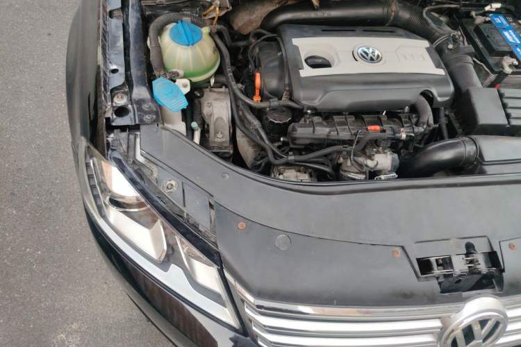 Used Volkswagen Magotan 2013 1.8TSI Luxury Model Engine Bay Right