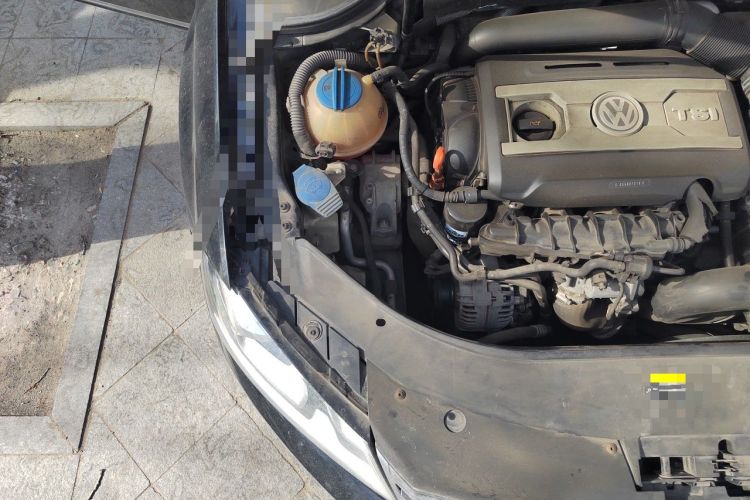 Used Volkswagen Magotan 2013 1.8TSI Prestige Model Engine Bay Right