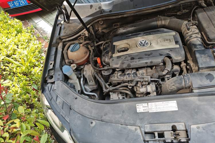 Used Volkswagen Magotan 2013 1.8TSI Luxury Model Engine Bay Right