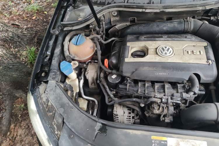 Used Volkswagen Magotan 2013 1.8TSI Luxury Model Engine Bay Right