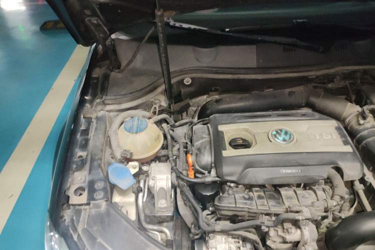 Used Volkswagen Magotan 2013 2.0 TSI Prestige Model Engine Bay Right