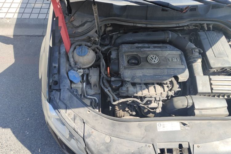 Used Volkswagen Magotan 2013 2.0 TSI Luxury Model Engine Bay Right