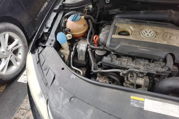 Used Volkswagen Magotan 2013 1.8TSI Luxury Model Engine Bay Right