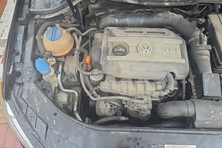 Used Volkswagen Magotan 2013 2.0 TSI Prestige Model Engine Bay Right