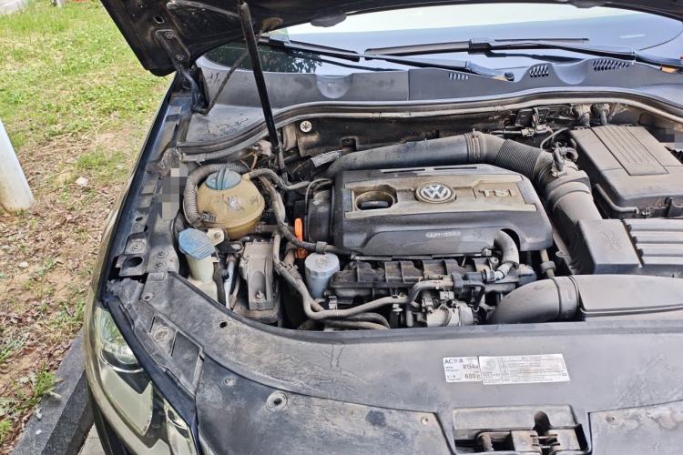 Used Volkswagen Magotan 2013 2.0 TSI Prestige Model Engine Bay Right