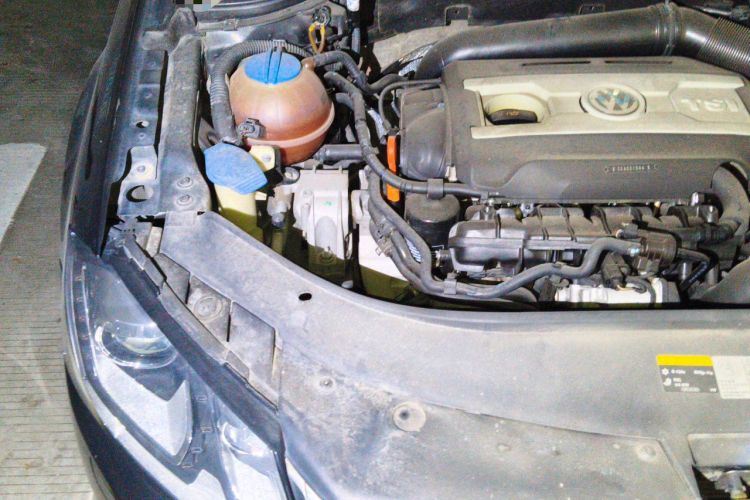 Used Volkswagen Magotan 2013 1.8TSI Premier Model Engine Bay Right