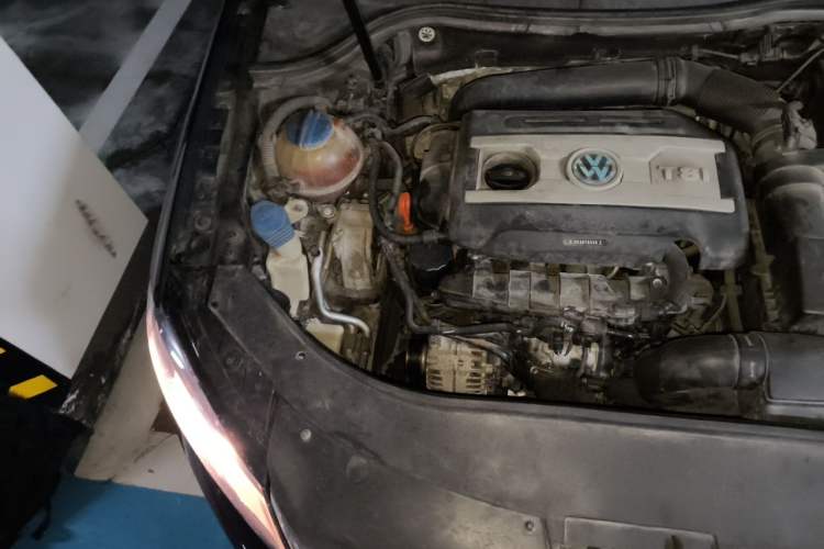 Used Volkswagen Magotan 2013 1.8TSI Premier Model Engine Bay Right