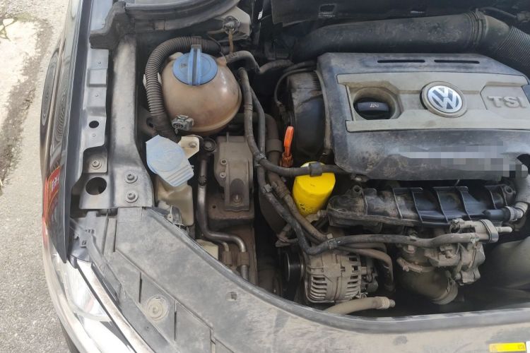 Used Volkswagen Magotan 2013 2.0 TSI Prestige Model Engine Bay Right
