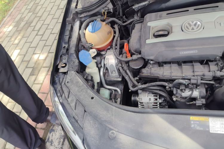 Used Volkswagen Magotan 2013 1.8TSI Luxury Model Engine Bay Right