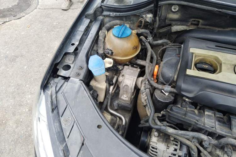 Used Volkswagen Magotan 2013 1.8TSI Luxury Model Engine Bay Right