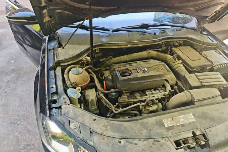 Used Volkswagen Magotan 2013 2.0 TSI Luxury Model Engine Bay Right