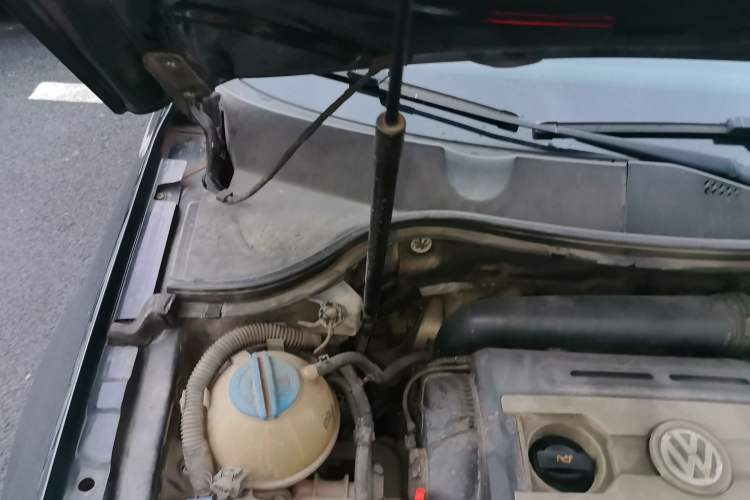 Used Volkswagen Magotan 2013 1.8TSI Premier Model Engine Bay Right