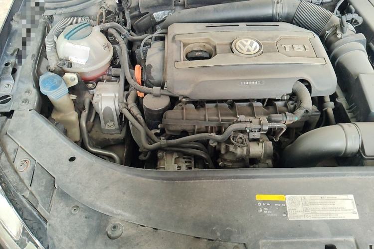 Used Volkswagen Magotan 2013 2.0 TSI Prestige Model Engine Bay Right