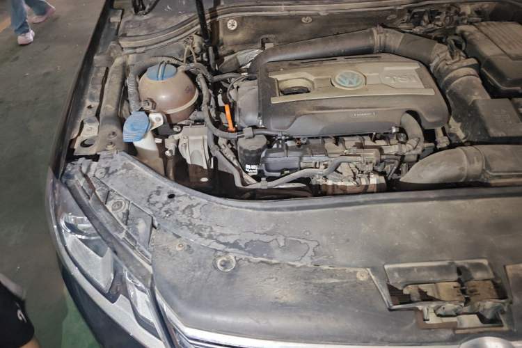 Used Volkswagen Magotan 2013 1.8TSI Luxury Model Engine Bay Right