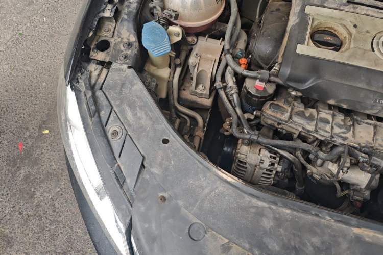 Used Volkswagen Magotan 2013 1.8TSI Luxury Model Engine Bay Right