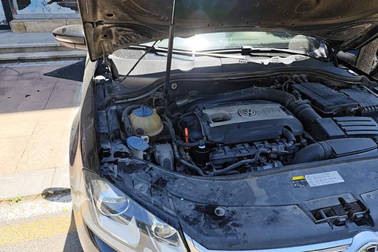 Used Volkswagen Magotan 2013 1.8TSI Luxury Model Engine Bay Right