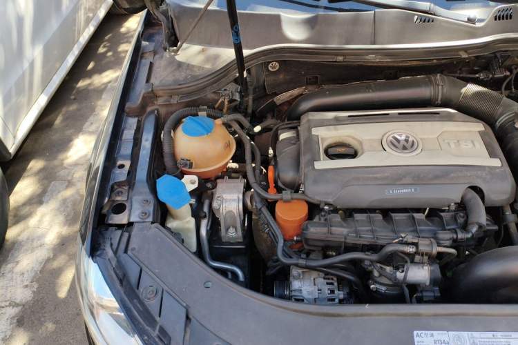 Used Volkswagen Magotan 2013 1.8TSI Luxury Model Engine Bay Right