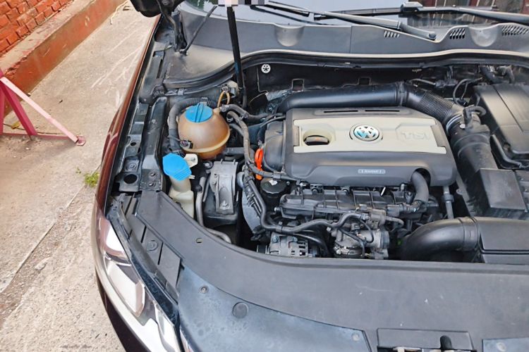 Used Volkswagen Magotan 2013 1.8TSI Luxury Model Engine Bay Right