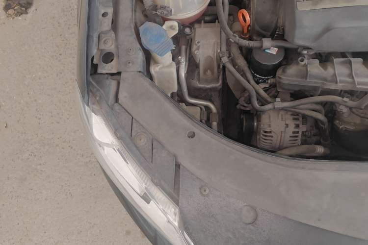 Used Volkswagen Magotan 2013 1.8TSI Premier Model Engine Bay Right