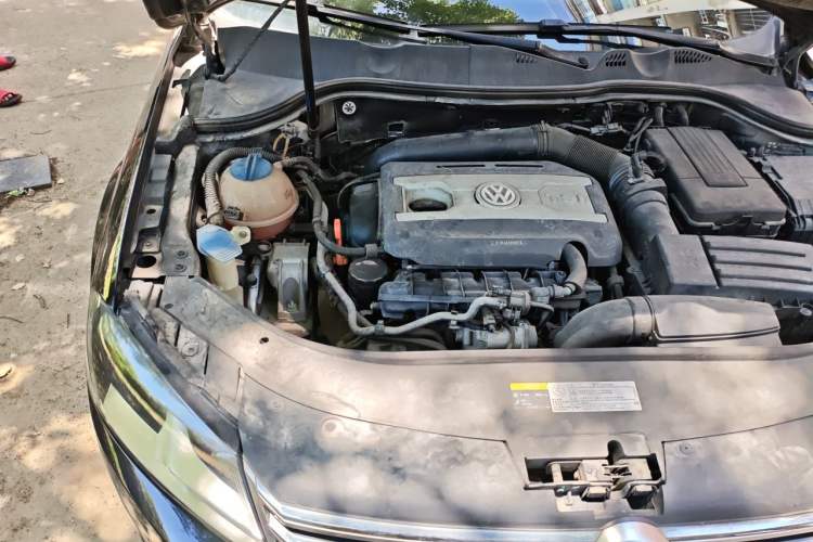 Used Volkswagen Magotan 2013 1.8TSI Premier Model Engine Bay Right