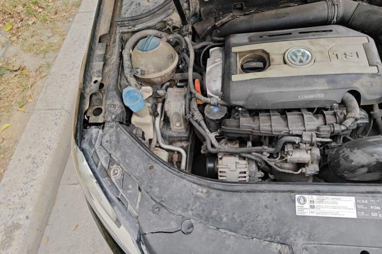 Used Volkswagen Magotan 2013 1.8TSI Luxury Model Engine Bay Right