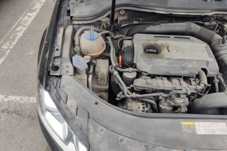 Used Volkswagen Magotan 2013 2.0 TSI Luxury Model Engine Bay Right