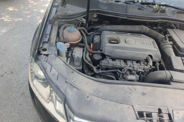 Used Volkswagen Magotan 2013 1.8TSI Luxury Model Engine Bay Right