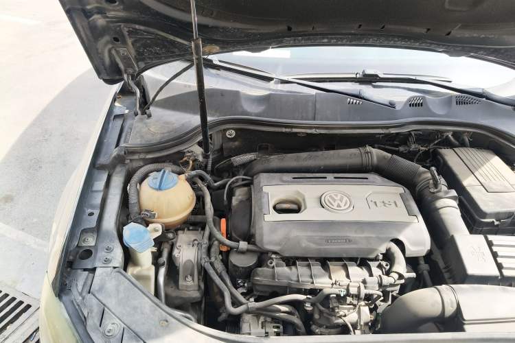 Used Volkswagen Magotan 2013 1.8TSI Premier Model Engine Bay Right