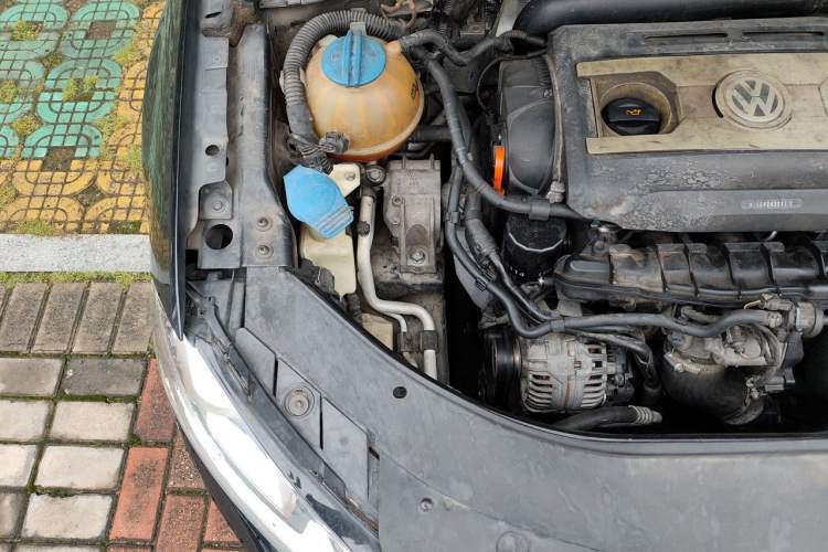Used Volkswagen Magotan 2013 2.0 TSI Prestige Model Engine Bay Right